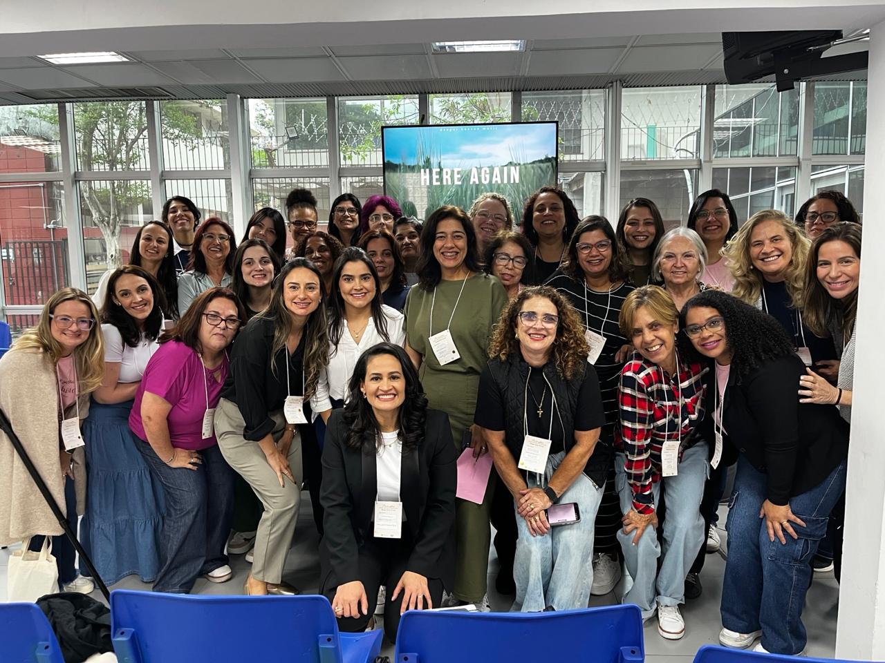 Grupo de mulheres em um encontro conduzido pela Tatiele